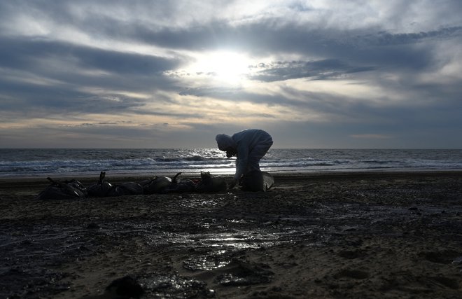 V Kerški ožini se je 15. decembra med hudim neurjem prepolovil in potopil tanker, drugi pa je nasedel. Skupno sta ladji prevažali okoli 9200 ton mazuta. FOTO: Sergey Pivovarov/Reuters