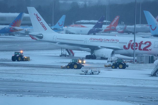 Razmere na letališču v Manchestru. FOTO: Phil Noble/Reuters