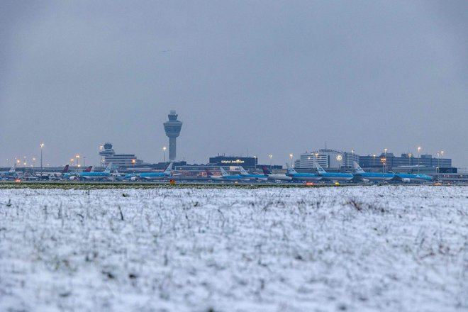 Okoli 70 letov so odpovedali na amsterdamskem letališču. FOTO: Nickelas Kok/AFP