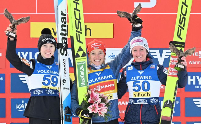 Nika Prevc (levo) je zaostala le za Nemko Katharino Schmid (na sredini). Tretja je bila Avstrijka Jacqueline Seifriedsberger. FOTO: Barbara Gindl/AFP