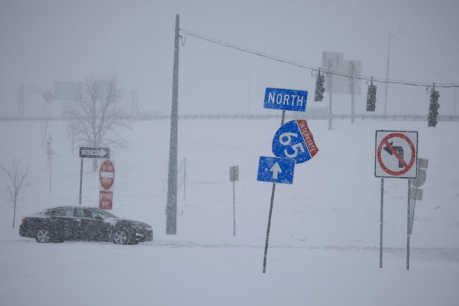 Silovit snežni metež ustavlja promet v Združenih državah Amerike. FOTO: AFP