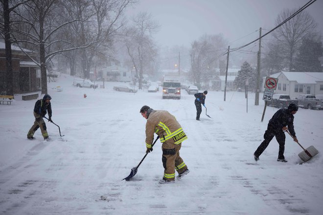 Plužne ekipe se neprestano trudijo očistiti ceste in zagotoviti dostopnost za nujne službe. FOTO: AFP