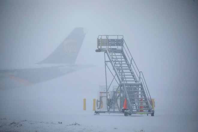 Obsežni snežni meteži povzročajo zaprtje šol, odpoved letov in prekinitve preskrbe z elektriko. FOTO: AFP