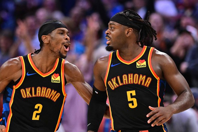 Shai Gilgeous-Alexander in Luguentz Dort sta se veselila nove zmage Oklahome. FOTO: Joshua Gateley/AFP