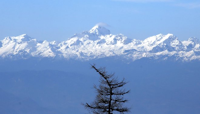 Meja sneženja se bo čez dan spustila do nekaterih alpskih dolin. FOTO: Roman Šipić/Delo