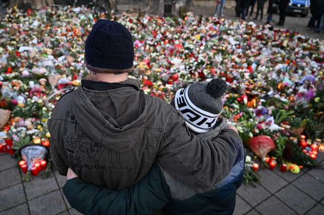 V napadu je bilo glede na zadnje podatke notranjega ministrstva poleg šestih mrtvih še 299 ljudi ranjenih. FOTO: Ralf Hirschberger/AFP