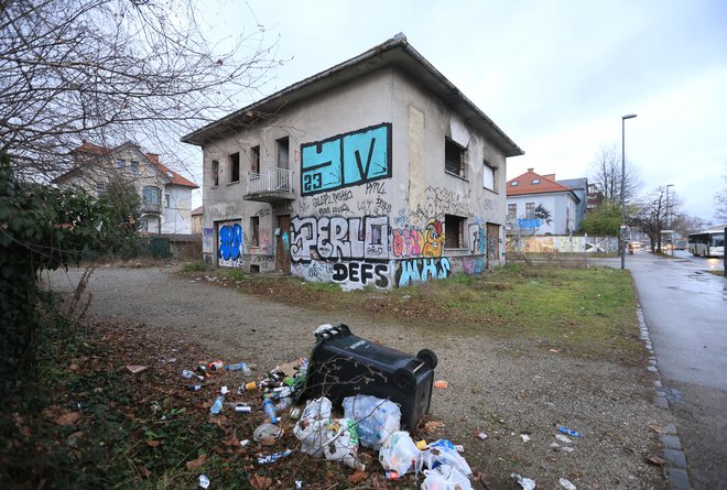 Odpeljal jo je v zgornje nadstropje. FOTO: Dejan Javornik