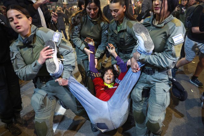 Izraelska policija je pred sedežem obrambnega ministrstva v Tel Avivu aretirala več protestnikov med demonstracijami, na katerih so zahtevali izpustitev talcev, ki so jih palestinski borci od napadov 7. oktobra zadrževali v Gazi. Foto: Jack Guez/Afp