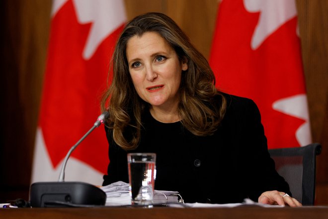 Premierova nekdanja namestnica in ministrica za finance Chrystia Freeland je s položaja zaradi nestrinjanja s Trudeaujem odstopila že decembra. FOTO: Blair Gable/Reuters