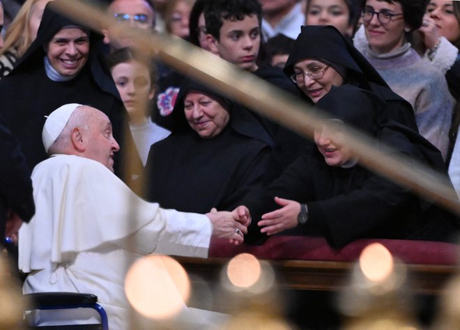 Papež se je redovnicam zahvalil za delo z mladino. FOTO: Andreas Solaro/AFP