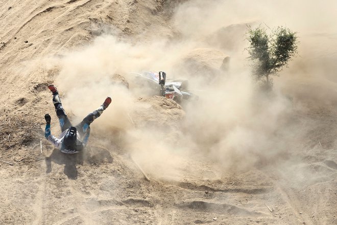 Simon Marčič, slovenski vztrajnostni motorist, je na letošnjem reliju Dakar ponovno občutil, kako neusmiljen je lahko najtežji vztrajnostni reli na svetu.  žNa drugi etapi je hudo padel, vendar na srečo ni utrpel hujših poškodb, ki bi ga prisilile v predčasno končanje dirke. Kljub zlomljenemu krmilu verjame, da se lahko po zaključku maratonske etape ponovno vrne v dirkaško karavano. Foto: Valery Hache/Afp