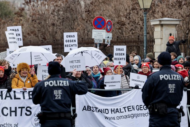 Nasprotniki skrajno desne svobodnjaške stranke med današnjim protestom v središču Dunaja. FOTO: Leonhard Foeger/Reuters