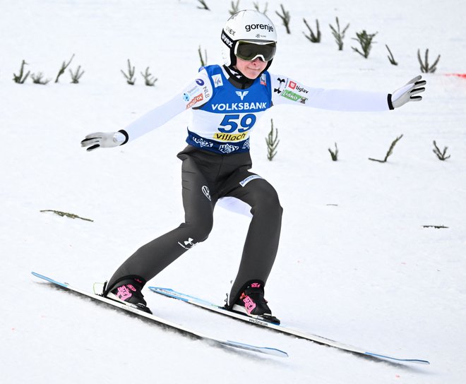 Nika Prevc odlično skače, a to v tujini spremlja malo gledalcev. FOTO: Barbara Gindl/AFP