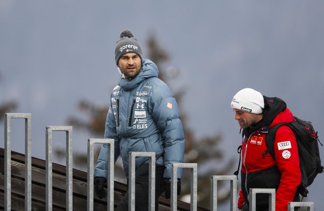 Glavni trener slovenske reprezentance v smučarskih skokih Robert Hrgota v tej sezoni nima toliko razlogov za veselje kot njegov avstrijski kolega Andreas Widhölzl. FOTO: Matej Družnik