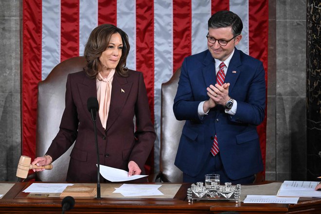 Demokratska podpredsednica Kamala Harris z republikanskim predsednikom predstavniškega doma Mikom Vanceom. FOTO: Saul Loeb/AFP