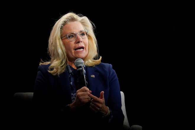 Republikanci bodo morda preiskovali svojo nekdanjo visoko političarko Liz Cheney, ki ji je Biden podelil predsedniško medaljo svobode. FOTO: Kevin Lamarque/Reuters