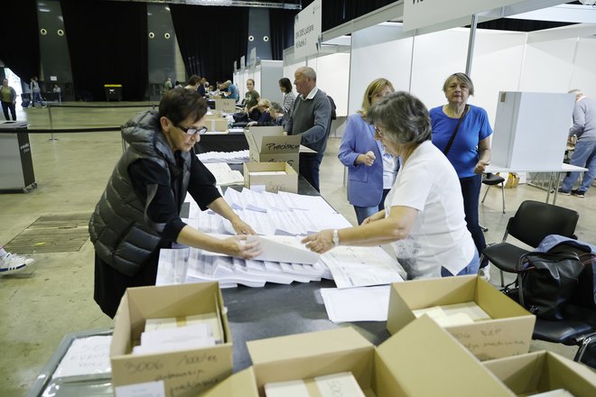 Referendum o več vprašanjih je dal vladi več nalog, ki pa se le počasi odvijajo. FOTO: Jože Suhadolnik/Delo