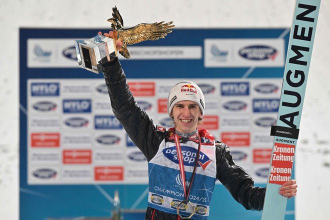 Daniel Tschofenig je zmagovalec novoletne turneje, čeprav je bil pred zadnjim skokom v najslabšem položaju med avstrijsko trojko.FOTO: Kerstin Joensson/AFP