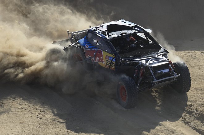 Carlos Sainz je preveč poškodoval varnostno kletko dirkalnika, da bi lahko nadaljeval z dirko. FOTO: Valery Hache/AFP