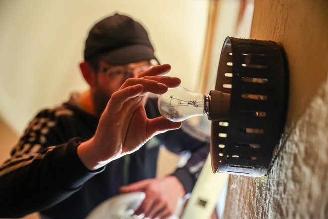 Letos smo veliko preračunavali, koliko bomo plačali za elektriko. Omrežnina je tako med kandidatkami za besedo leta. FOTO: Črt Piksi