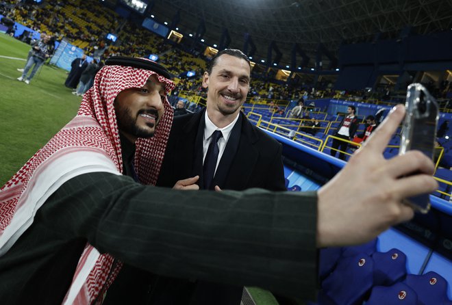 Zlatan Ibrahimović je bil tudi v Riadu, kjer so se zbrali številni nekdanji zvezdniki italijanskega nogometa in trenerji eden od najbolj obleganih mož. FOTO: Hamad I Mohammed/Reuters