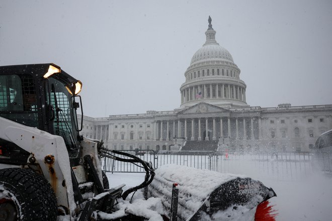 Po napovedih ameriške nacionalne meteorološke službe (NWS) se bo snežna nevihta še nocoj umaknila proti vzhodu, nad zahodni Atlantik. FOTO: Marko Djurica/Reuters