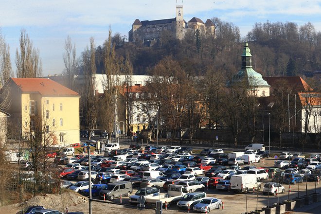 Javno podjetje Ljubljanska parkirišča in tržnice ukinja 188 parkirišč na območju Nuka 2, ki sodijo v prvi tarifni razred. FOTO: Tomi Lombar/Delo