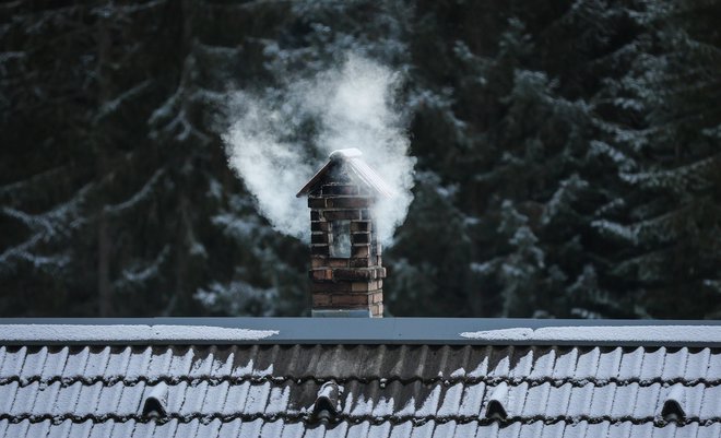 K onesnaženju še vedno izdatno prispevajo posamična kurišča. FOTO: Matej Družnik/Delo