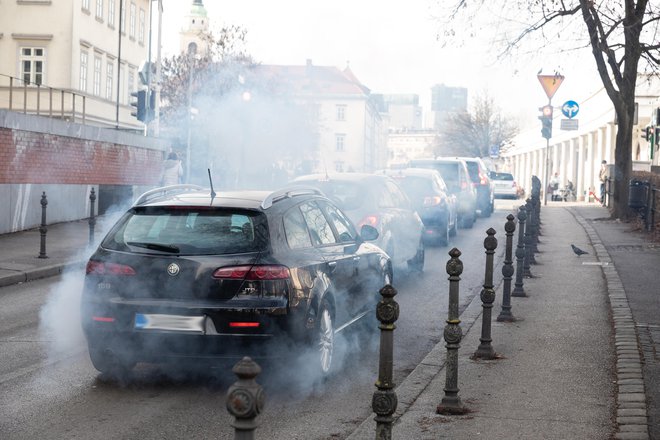 V večjih mestih na zahodu in jugu Evrope je večja smrtnost iz naslova prometa in industrije oziroma dušikovega dioksida. FOTO: Črt Piksi/Delo