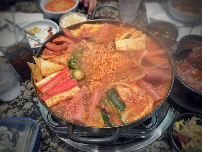 Južnokorejska tradicionalna jed budae jjigae FOTO: Wikipedia/T. Tseng