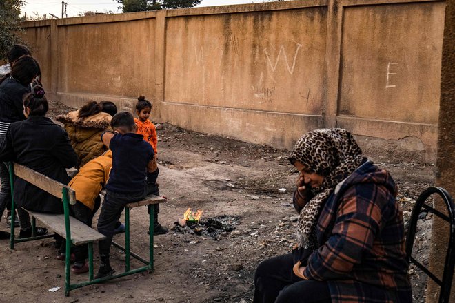 Ljudje se umikajo pred nenehnimi spopadi med Sirsko nacionalno vojsko, ki jo podpira Turčija, in sirskimi kurdskimi silami na severu pokrajine Aleppo. FOTO: Delil Souleiman/AFP