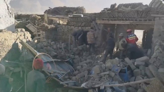 V Shigatsu, ki velja za eno najsvetejših v Tibetu, je bilo poškodovanih več kot tisoč hiš. FOTO: Tibet Fire And Rescue Via Reuters