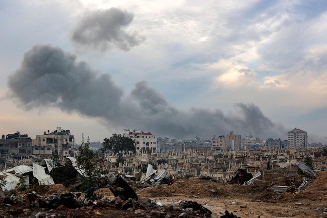 Genocid našega časa, ki poteka v neposrednem prenosu. FOTO: Omar Al-qattaa/AFP