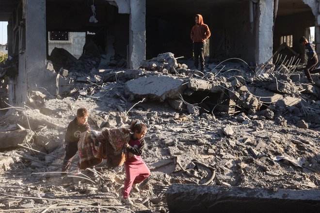 Izraelskemu množičnemu pobijanju in rušenju v Gazi, ki traja že petnajst mesecev, ni niti približno ni videti konca. FOTO: Eyad Baba/AFP