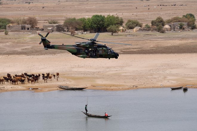 Macronov helikopter leti na obisk francoskih vojakov v Sahelu, na severu Malija, maja 2017. FOTO: Pool Reuters