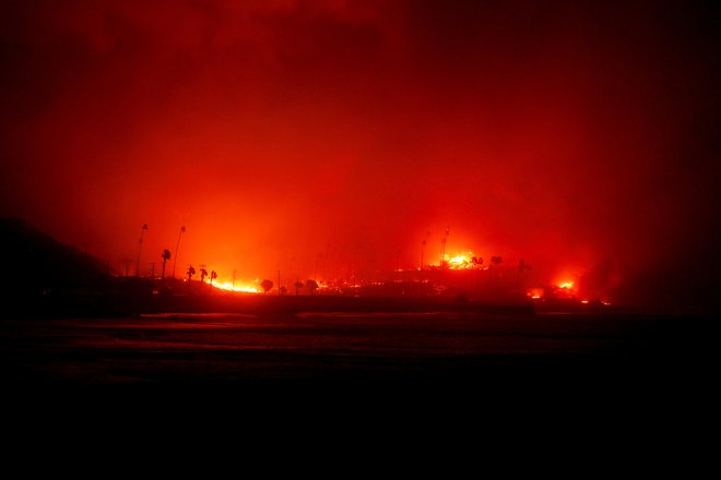 Ogenj se približuje oceanu. FOTO: Mike Blake/Reuters