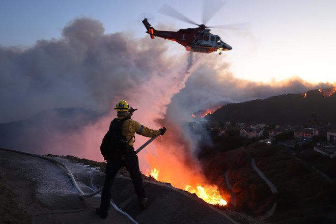 Ognjena ujma se upira tudi gasilskim helikopterjem in letalom. FOTO: David Swanson/AFP