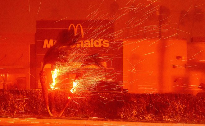 Ogenj je požrl tudi restavracijo McDonalds. FOTO: Josh Edelson/AFP