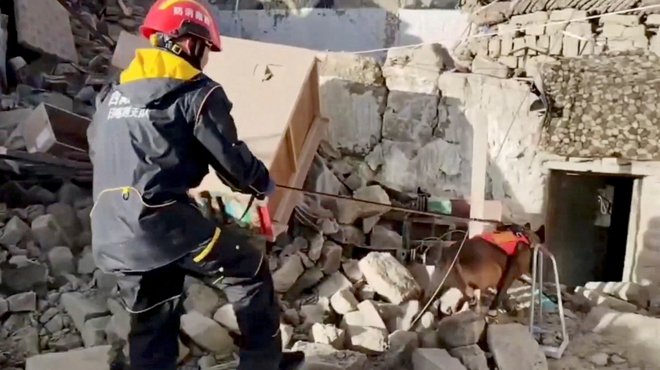 Reševalcem je doslej uspelo rešiti več kot 400 ljudi, okoli 30.000 so jih evakuirali. FOTO: Reuters