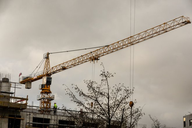 Število zgrajenih stanovanj se od finančne krize povečuje, vsaj do leta 2023. A nekateri statistični podatki za lani nakazujejo na slabše gradbeno leto. FOTO: Črt Piksi