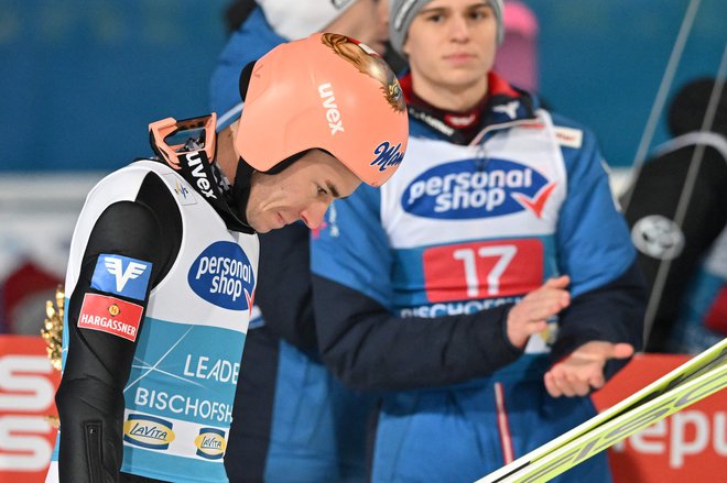 Stefan Kraft je s sklonjeno glavo odkorakal iz arene v Bischofshofnu. FOTO: Kerstin Joensson/AFP