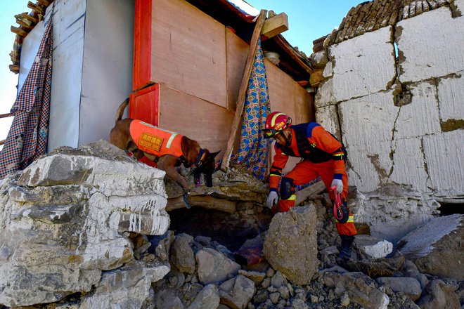 V mestu Shigatse na Tibetu se nadaljuje iskanje morebitnih preživelih. FOTO: Stringer/AFP