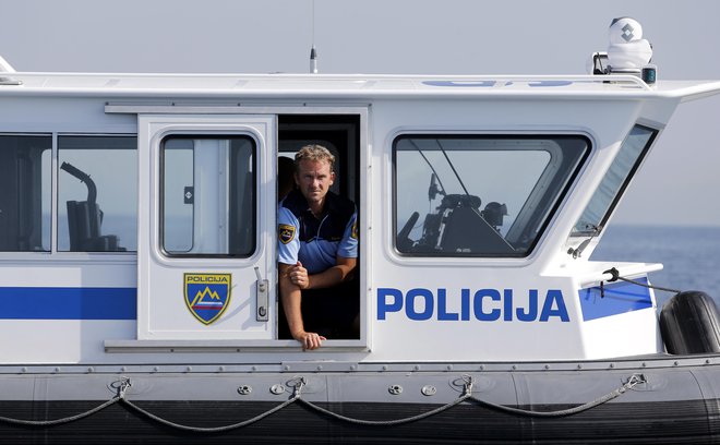 Konec decembra so policisti Policijske uprave (PU) Koper zvečer obravnavali pretep med več osebami. Fotografija je simbolična. FOTO: Matej Družnik/Delo