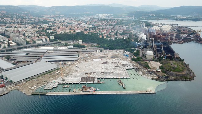 Logistična platforma pri Škednju, ki povečuje Luko Trst in še bolj konkurira Kopru. Ob tem terminalu bodo začeli graditi osmi pomol. Foto Porto Trieste