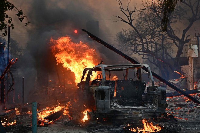 Zgorelo je ogromno avtomobilov. FOTO: Agustin Paullier/AFP