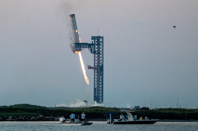 Pristajanje rakete v poletu številka pet na izstrelišču Starbase v Teksasu. FOTO: Sergio Flores/AFP