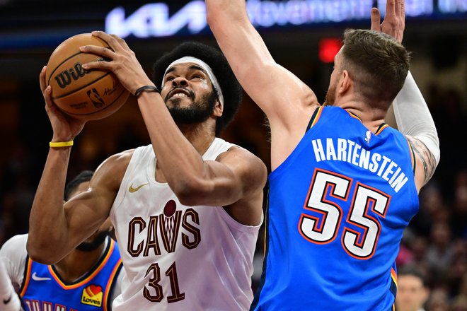 Jarrett Allen (z žogo) je prispeval pomemben delež k zmagi Clevelanda. FOTO: Ken Blaze/Usa Today Sports