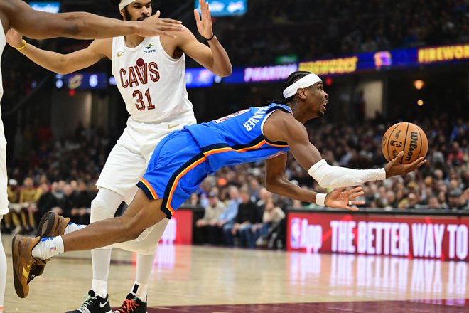 Shai Gilgeous-Alexander (z žogo) ni mogel preprečiti poraza Oklahome. FOTO: Ken Blaze/Usa Today Sports