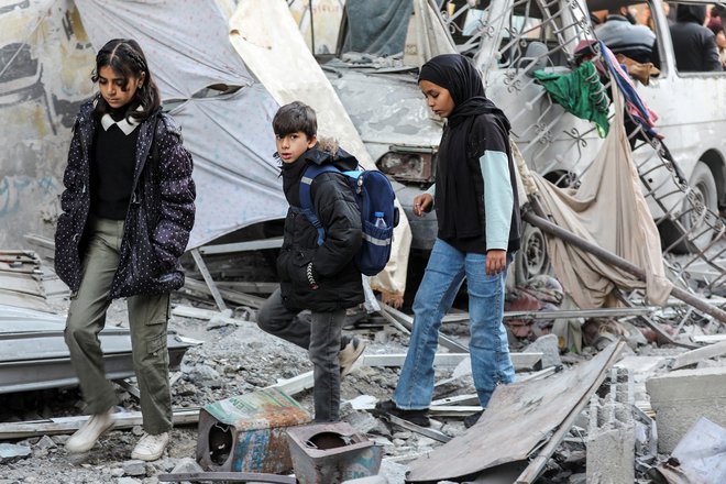 Absolutna tragedija prebivalcev Gaze počasi izginja z naslovnic in zavesti. FOTO: Ramadan Abed/Reuters