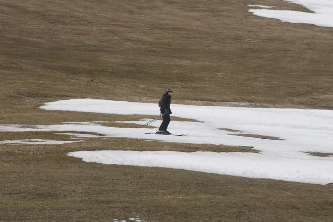 Delova fotografija leta je nastaja drugega marca 2024 v Kranjski Gori, na nadmorski višini 800 in nekaj metrov, tri tedne pred koncem koledarske zime. Fotografija Leona Vidica pripoveduje o tem, kako se podnebje pregreva tudi v alpskem svetu. FOTO: Leon Vidic/Delo